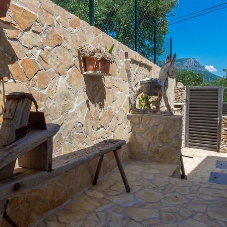 Plum Holiday Home Kaštel Stari Εξωτερικό φωτογραφία